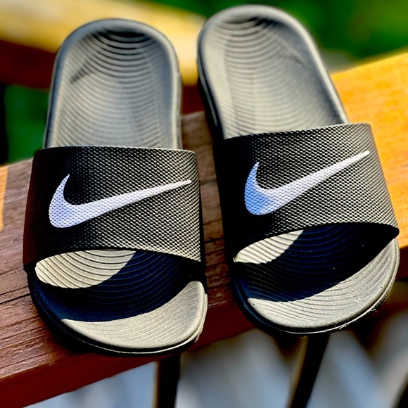 Size 2- Nike Kawa Slides - Picture 1 of 5